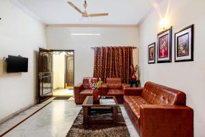 sala de estar con sofá y mesa en NirmalVilla Cherry, en Hyderabad