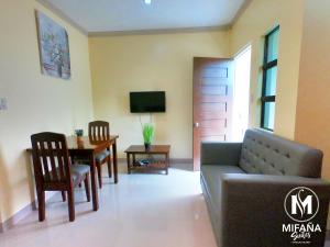 TV a/nebo společenská místnost v ubytování Mifaña Suites - Panglao Island
