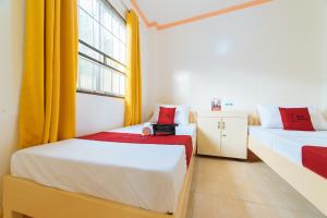 A bed or beds in a room at RedDoorz @ Q Abeto Street Mandurriao