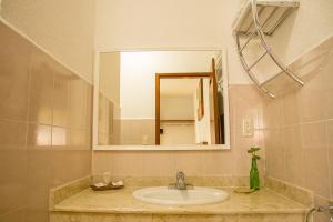 A bathroom at Hotel Posada Santa Bertha