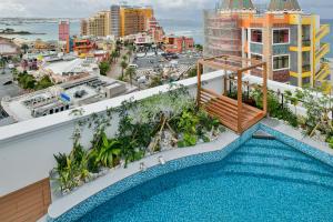 ein Schwimmbad auf dem Dach eines Gebäudes mit einer Stadt in der Unterkunft Lequ Okinawa Chatan Spa ＆ Resort in Chatan