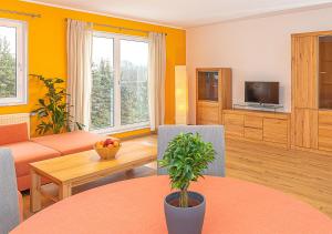 ein Wohnzimmer mit einem Sofa und einem Tisch in der Unterkunft Pension Molsdorf in Erfurt