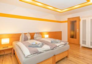 ein Schlafzimmer mit einem Bett mit zwei Handtüchern darauf in der Unterkunft Pension Molsdorf in Erfurt