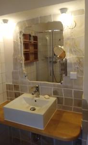 A bathroom at Gästehaus Wahlhütter