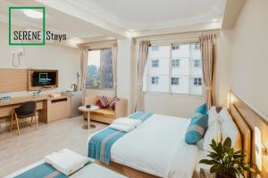 Ліжко або ліжка в номері SERENE Stays Hotel