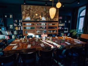 a long table in a room with books at Pokoje Gościnne WIDNOKRĄG in Sandomierz