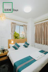 Ліжко або ліжка в номері SERENE Stays Hotel