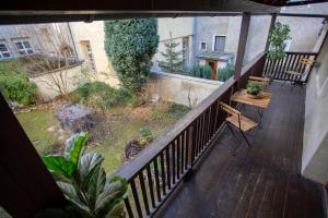 En balkong eller terrasse på Nice Old Town Apartment