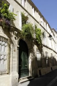 um edifício com uma porta verde numa rua em "Chambre d'Autres", massages em Montpellier