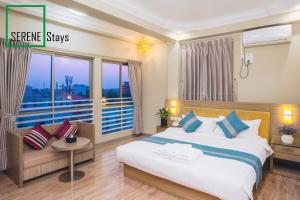 Ліжко або ліжка в номері SERENE Stays Hotel