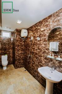 Ванна кімната в SERENE Stays Hotel