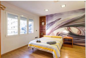 1 dormitorio con una gran pintura en la pared en Ílios Soho Apartamentos, en Málaga