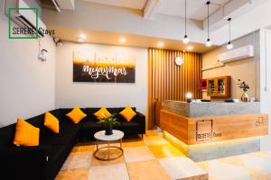 Зона вітальні в SERENE Stays Hotel