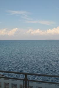 Una vista general del mar o el mar tomado desde el hotel