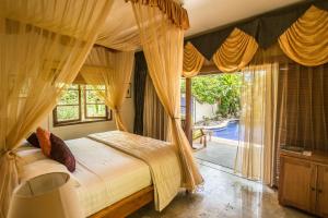 Tempat tidur dalam kamar di The Water Garden Hotel