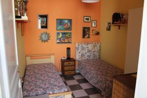 2 camas en una habitación con paredes de color naranja en Splendida casa con vista sulla Baia di Gallipoli, en Nardò