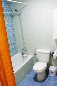 W łazience znajduje się toaleta, wanna i umywalka. w obiekcie LOFT - GARAJE - TERRAZA PRIVADA Junto al Parque y Playa w mieście Conil de la Frontera +15 zdjęć