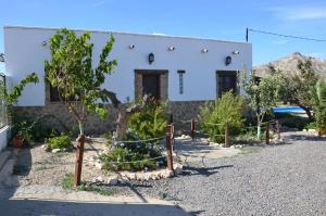 une maison avec des arbres et une clôture devant dans l'établissement Villa Garcia - Old Reformed Cortijo, à Sorbas