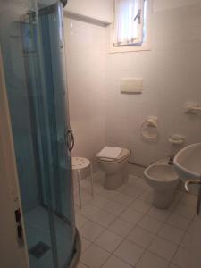 W łazience znajduje się prysznic, toaleta i umywalka. w obiekcie Il Gabbiano w mieście Ameglia