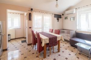 Posedenie v ubytovaní Superb villa Maxima with private pool, sauna, jacuzzi, playground for up to 18 persons, extra pool heating available