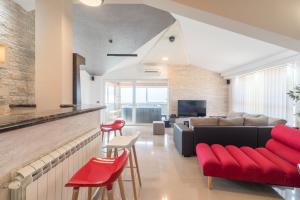 Posedenie v ubytovaní Superb villa Maxima with private pool, sauna, jacuzzi, playground for up to 18 persons, extra pool heating available
