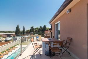 Balkón alebo terasa v ubytovaní Superb villa Maxima with private pool, sauna, jacuzzi, playground for up to 18 persons, extra pool heating available