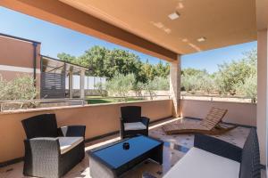 Posedenie v ubytovaní Superb villa Maxima with private pool, sauna, jacuzzi, playground for up to 18 persons, extra pool heating available