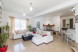 Posedenie v ubytovaní Superb villa Maxima with private pool, sauna, jacuzzi, playground for up to 18 persons, extra pool heating available