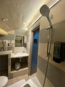 La salle de bains est pourvue d'une douche et d'un lavabo. dans l'établissement Le Strasbourg Hotel, à Montpellier