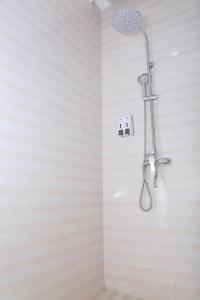 eine Dusche mit Duschkopf im Bad in der Unterkunft Sealong Bay ZhongQi Conifer Hotel 海龙湾中启康年酒店 in Sihanoukville