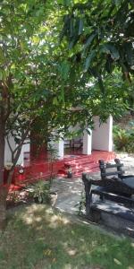 Κήπος έξω από το Ami place Rooms with Kitchen