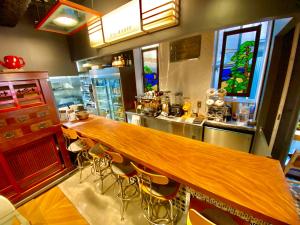 un grande bar in legno in un ristorante con sgabelli di Andon Ryokan a Tokyo