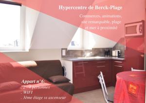 - une cuisine avec un canapé et une table dans une chambre dans l'établissement Studio avec mezzanine Berck-Plage Hyper-centre, à Berck-sur-Mer