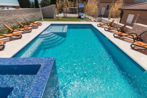 Bazén v ubytovaní Superb villa Maxima with private pool, sauna, jacuzzi, playground for up to 18 persons, extra pool heating available alebo v jeho blízkosti
