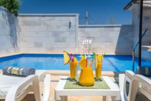 Bazén v ubytování Holiday home Škrika nebo v jeho okolí