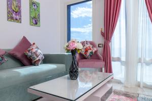 Swiss Royal DAHAB في دهب: غرفة معيشة مع أريكة خضراء وطاولة زجاجية