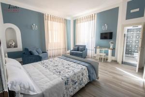um quarto com paredes azuis e uma cama e cadeiras em 7cento Vesuviano em Ercolano