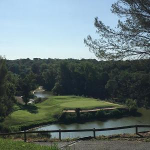una vista aérea de un campo de golf con un río en Résidence le Clos Azur 115, en La Motte