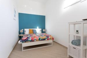 a bedroom with a bed with a colorful blanket at Casa Lyon in Potenza