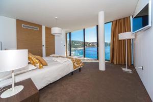 Posteľ alebo postele v izbe v ubytovaní Golden Rays Luxury Villas & Apartments + 37 fotografií