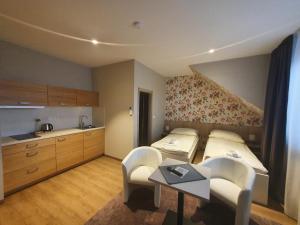 pokój z dwoma łóżkami i stołem w obiekcie Apartments 461 w mieście Modřice