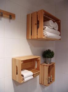 y baño con estantes de madera y toallas. en Hotel La Tinensa en Puebla de Benifasar
