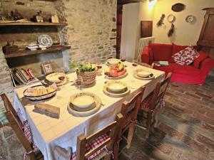 un tavolo con piatti e cibo in soggiorno di Belvilla by OYO Casal Corniolo Montalto ad Apecchio