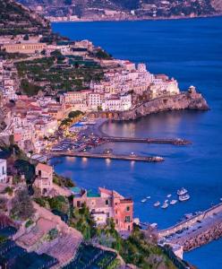 Blick auf eine Stadt mit Booten im Wasser in der Unterkunft un angolo di paradiso in Amalfi