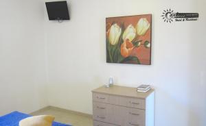 A television and/or entertainment centre at Residence Marina di Carlino Tourist