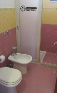 A bathroom at Residence Marina di Carlino Tourist