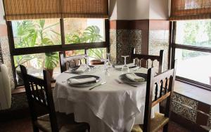 Reštaurácia alebo iné gastronomické zariadenie v ubytovaní Hostal Emilia