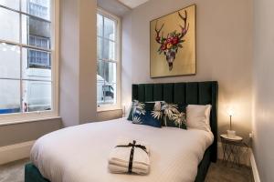 Postel nebo postele na pokoji v ubytování Pieces of Eight - 2 Bedroom Apartment - Tenby - (Windsor House)