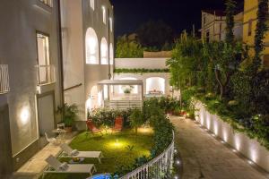 a courtyard of a building at night at Suite Plumbago in Sant'Agnello