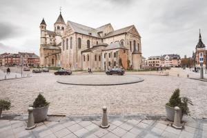 ein großes Gebäude mit davor geparkt in der Unterkunft HDC Nivelles Grand-Place in Nivelles